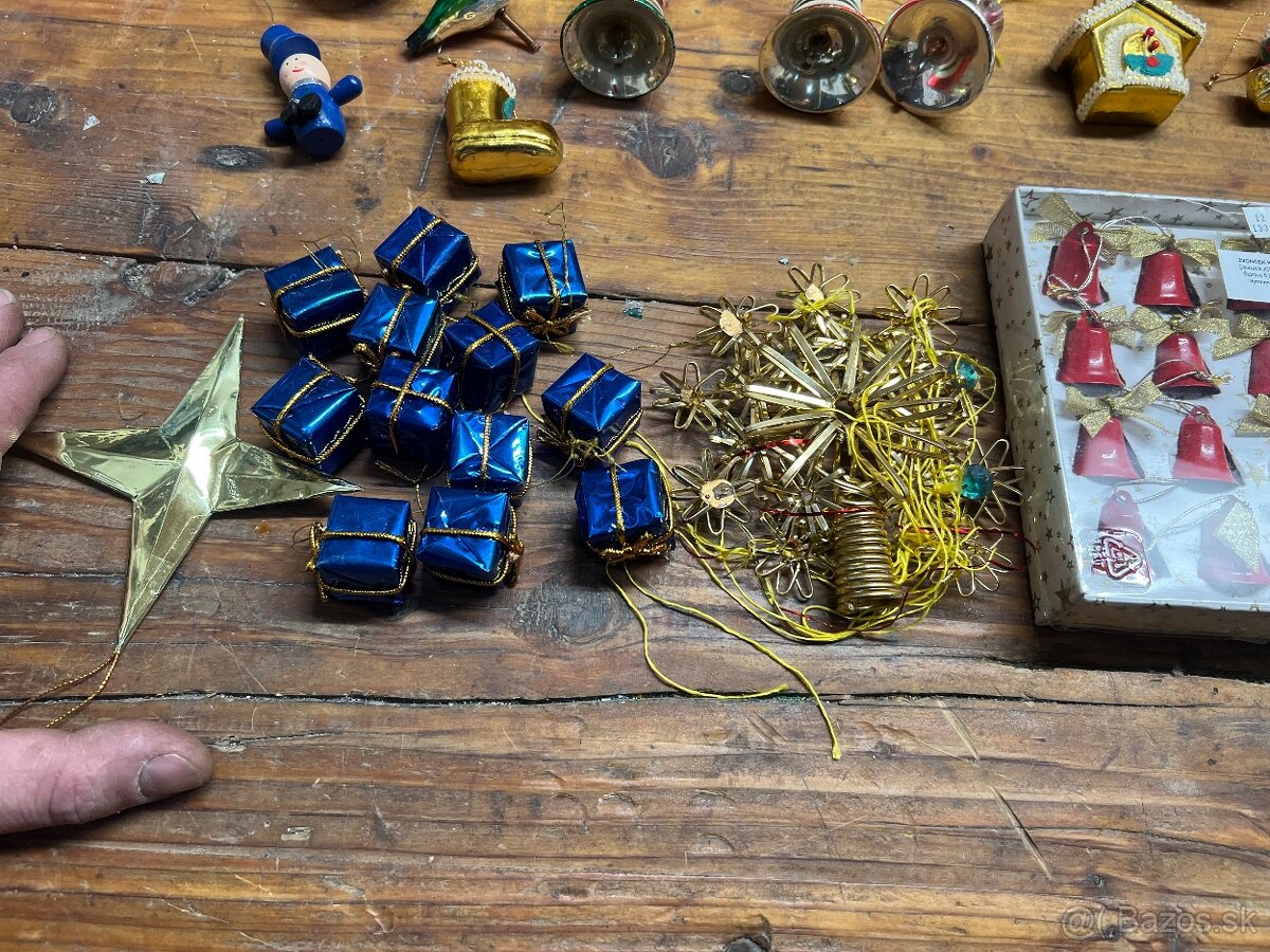 Sklenené ozdoby a kovové zvončeky. - 6
