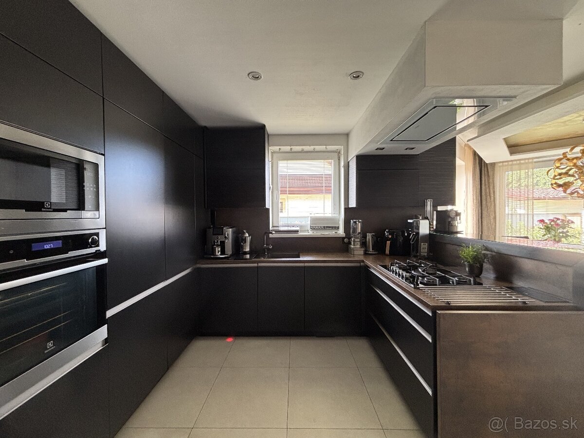 PREDAJ, NADŠTANDARDNÝ RODINNÝ DOM, SVIT - 6