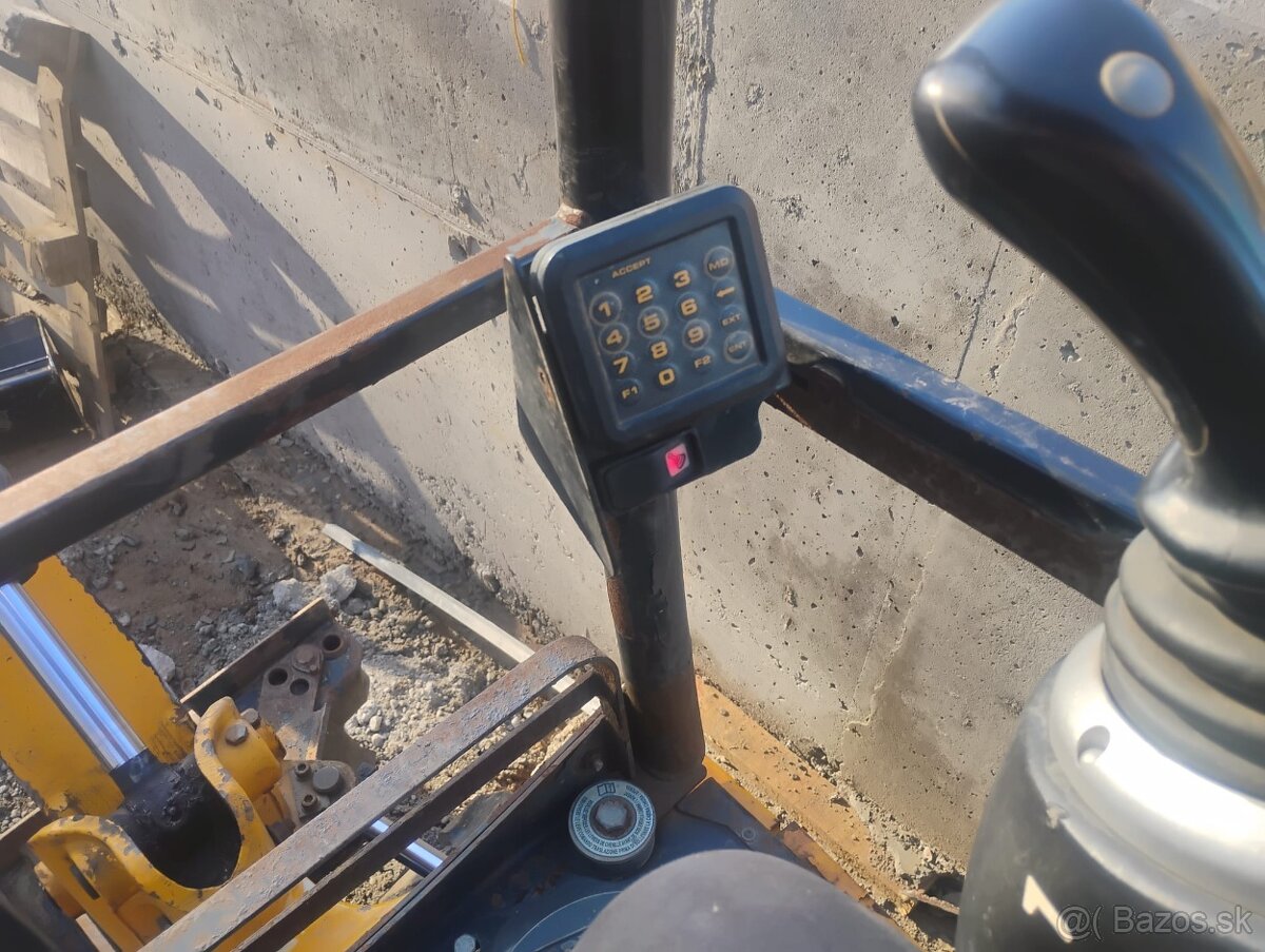 Predám JCB 8018 - 6