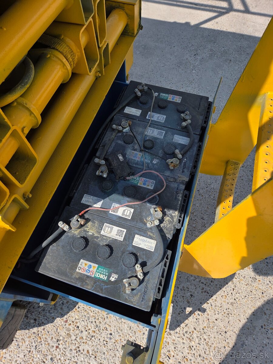 Nožnicová pracovná plošina Haulotte Compact 12 - 6