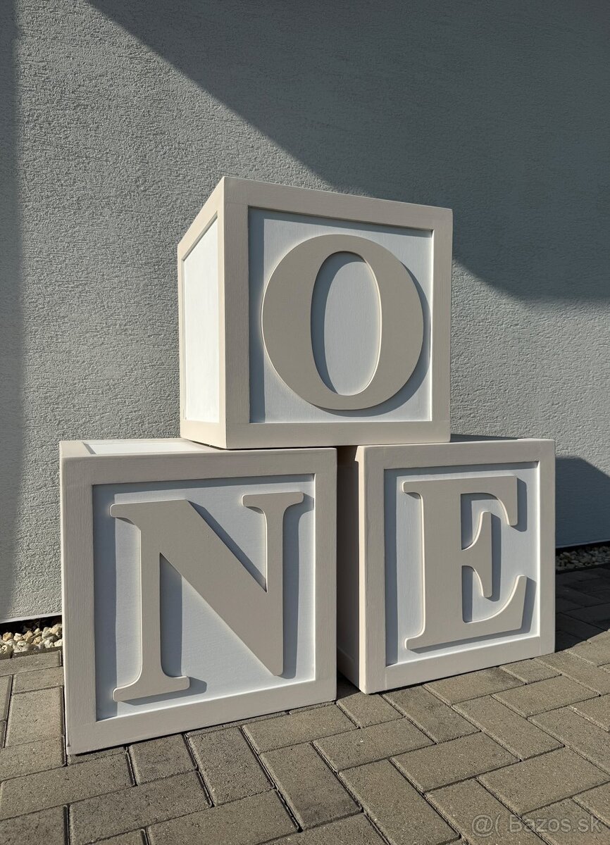 Drevené rekvizity, paravany a pódia.
- 6