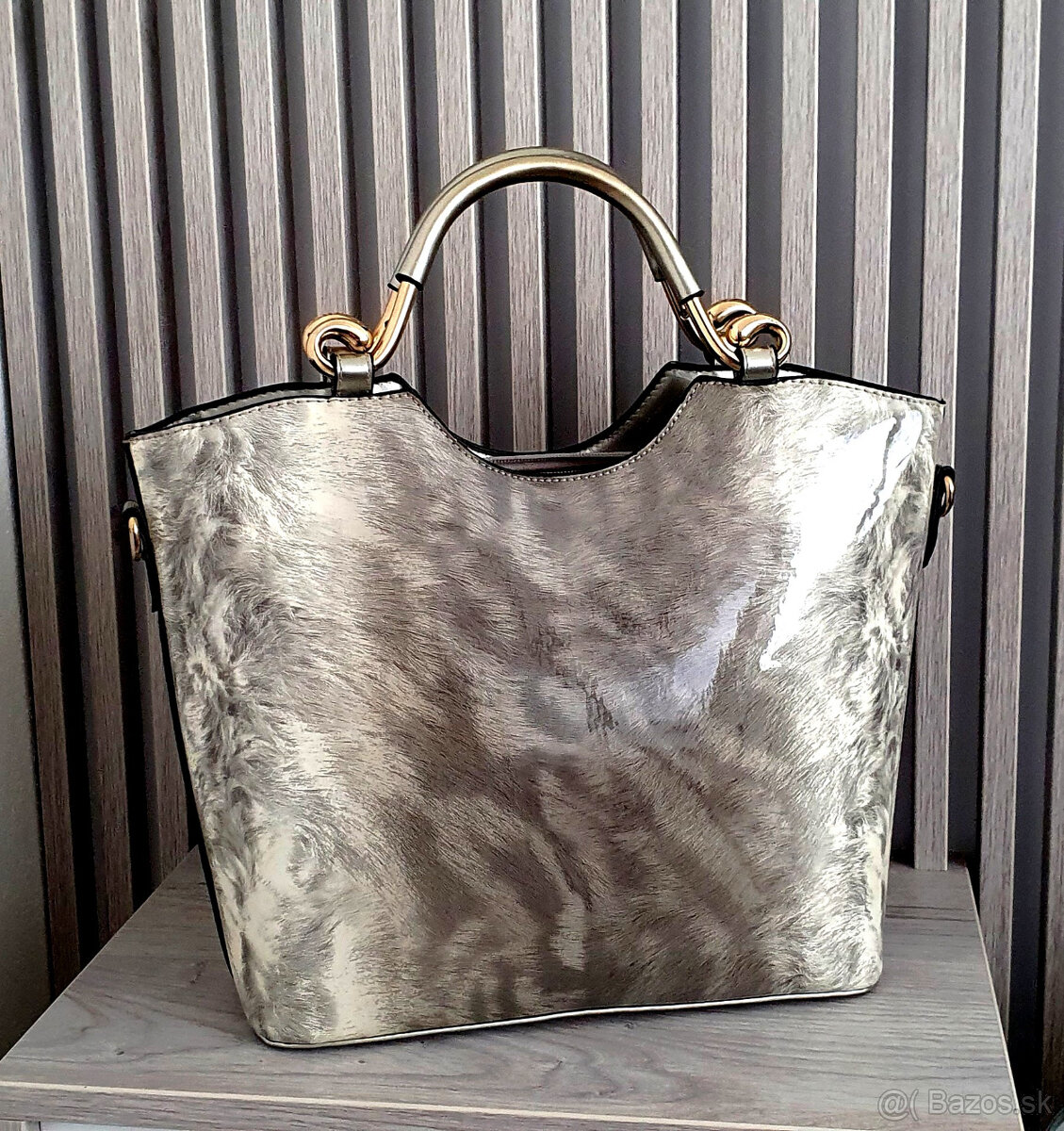 Lakovaná kabelka do ruky - 6
