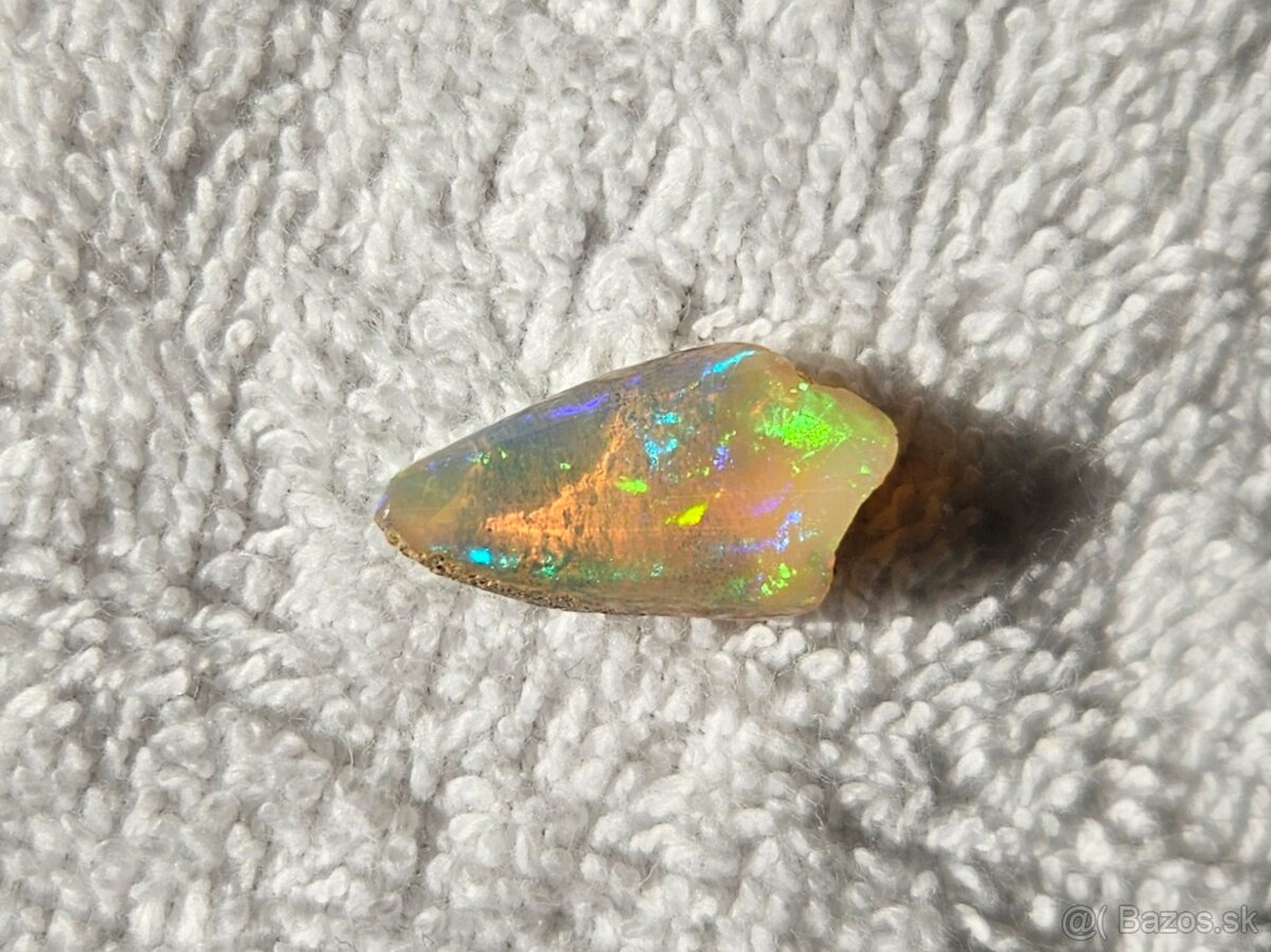 Priehľadný medový drahý opál s veľmi výraznou farbohrou - 6