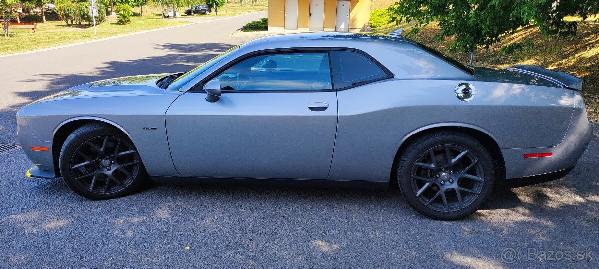 Dodge Challenger R/T manuál - 6