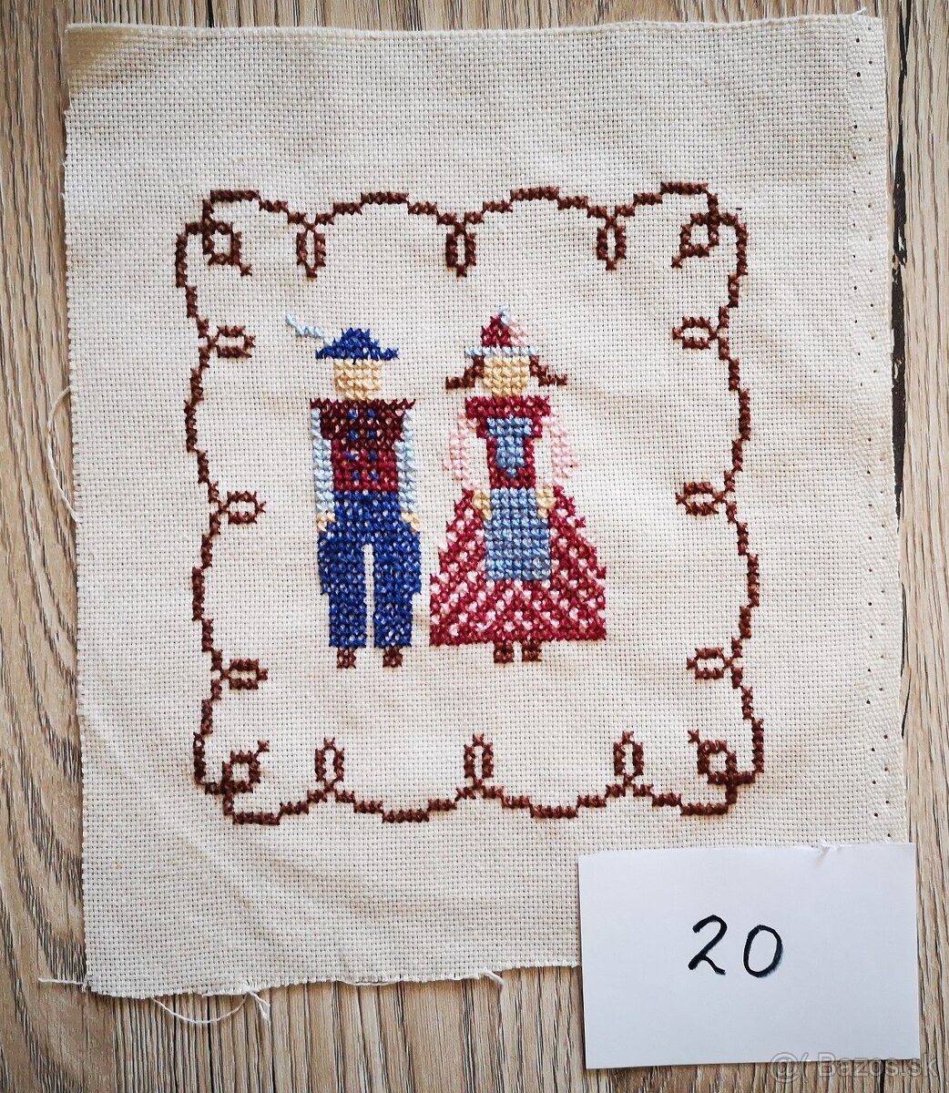 Háčkovaná dečka a vyšívané obrusy. - 6