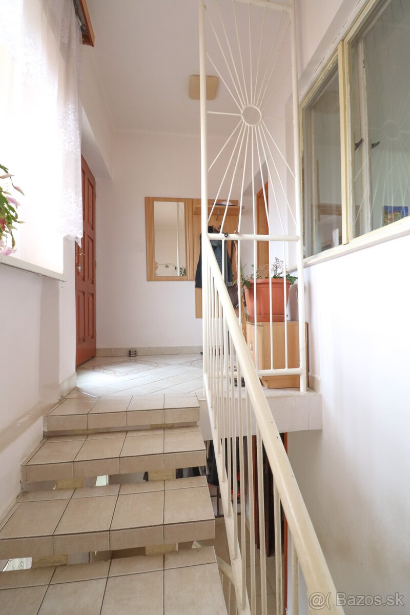 Príjemný rodinný dom v dobrej lokalite s veľkým dvorom - 6
