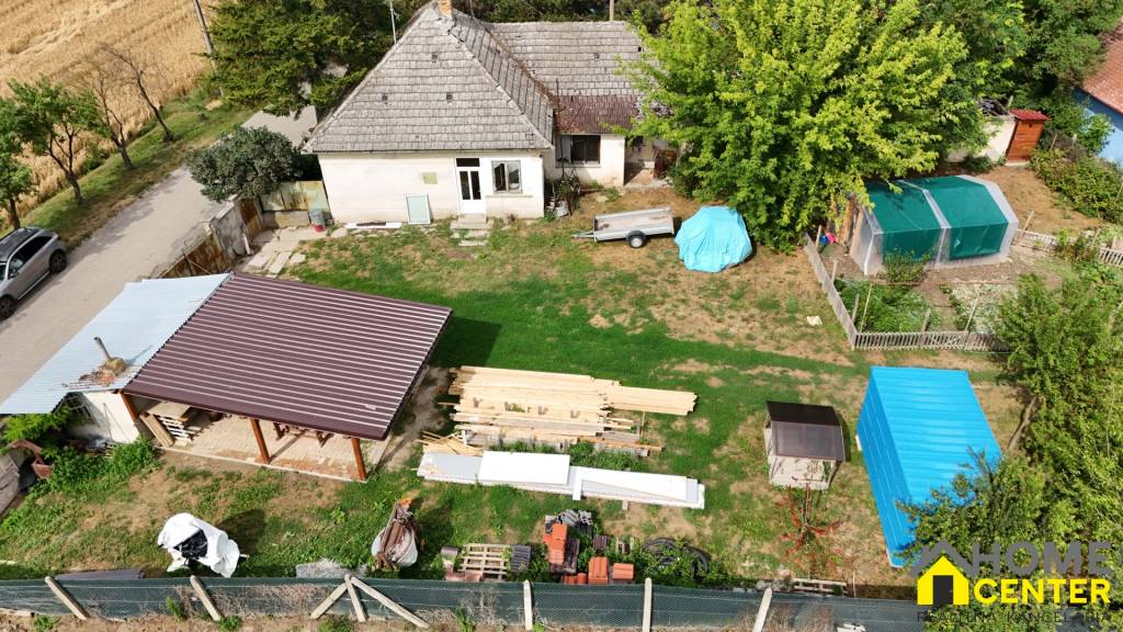 Znížená cena Priestranný pozemok so starším rodinným domo - 6