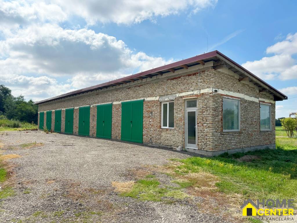 NA PREDAJ RODINNÝ DOM S VEDĽAJŠÍMI PRIESTORMI NA 2 HEKTÁROVO - 6