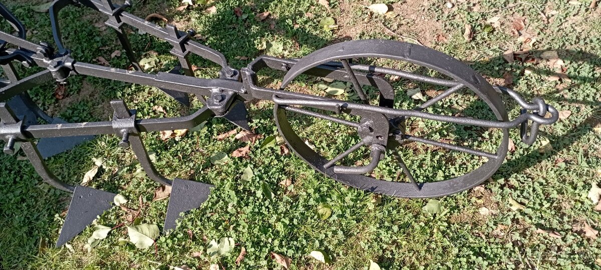 Starý kovový pluh 2 - 6