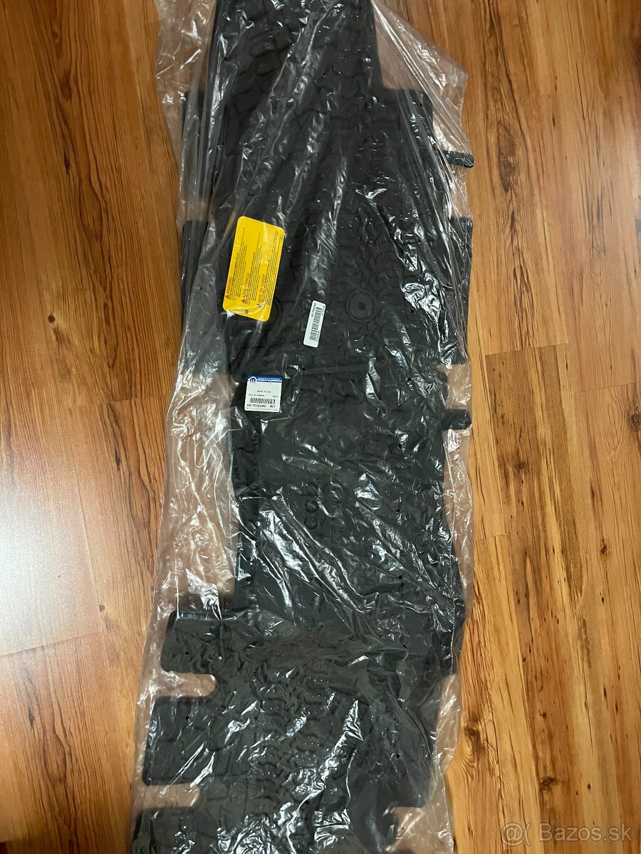 Predám originál gumene koberce MOPAR na Jeep Wrangler - 6