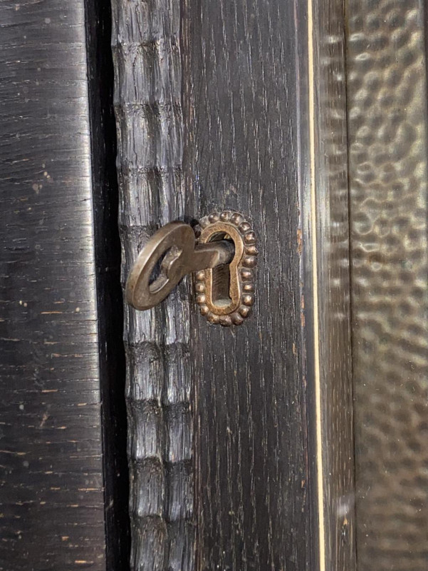 Secesné skrinkové hodiny s mosadzným tepaným ciferníkom , V - 6