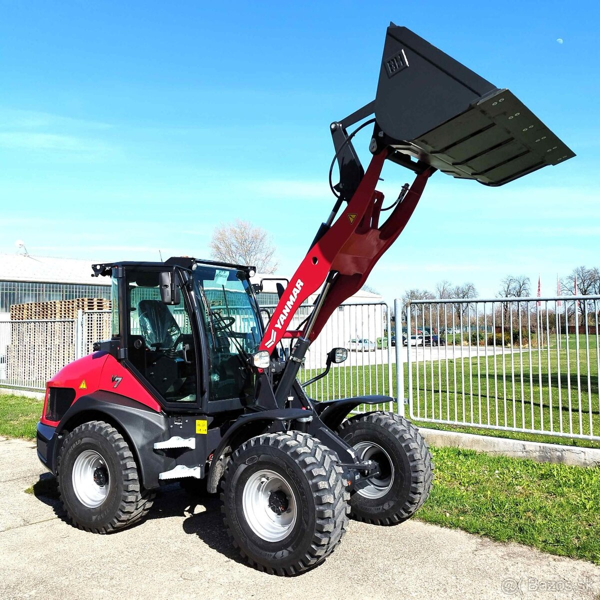 nakladač YANMAR V7 ( nosnosť 1.750kg, lopata 0,7 m ) záruka - 6
