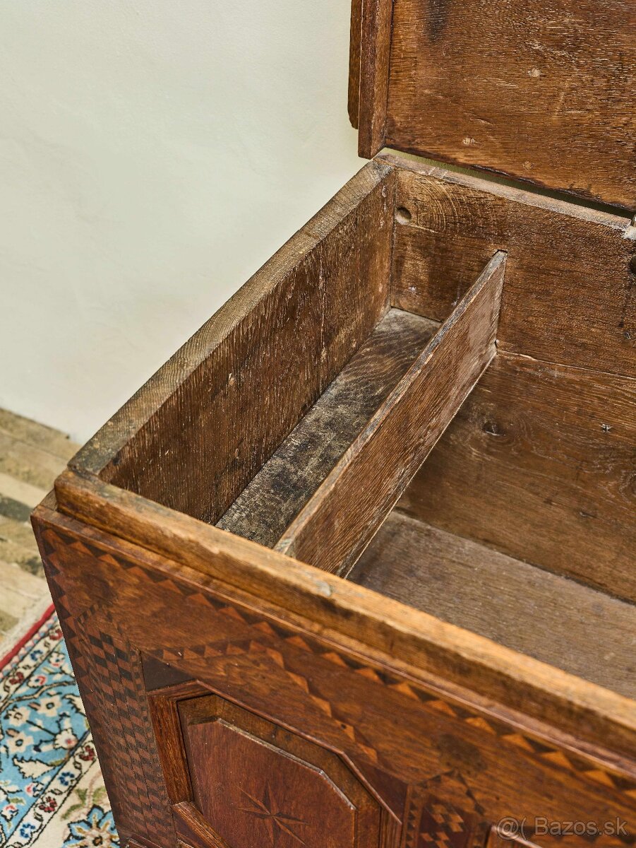 Intarzovaná dubová truhla z 18. storočia - 6