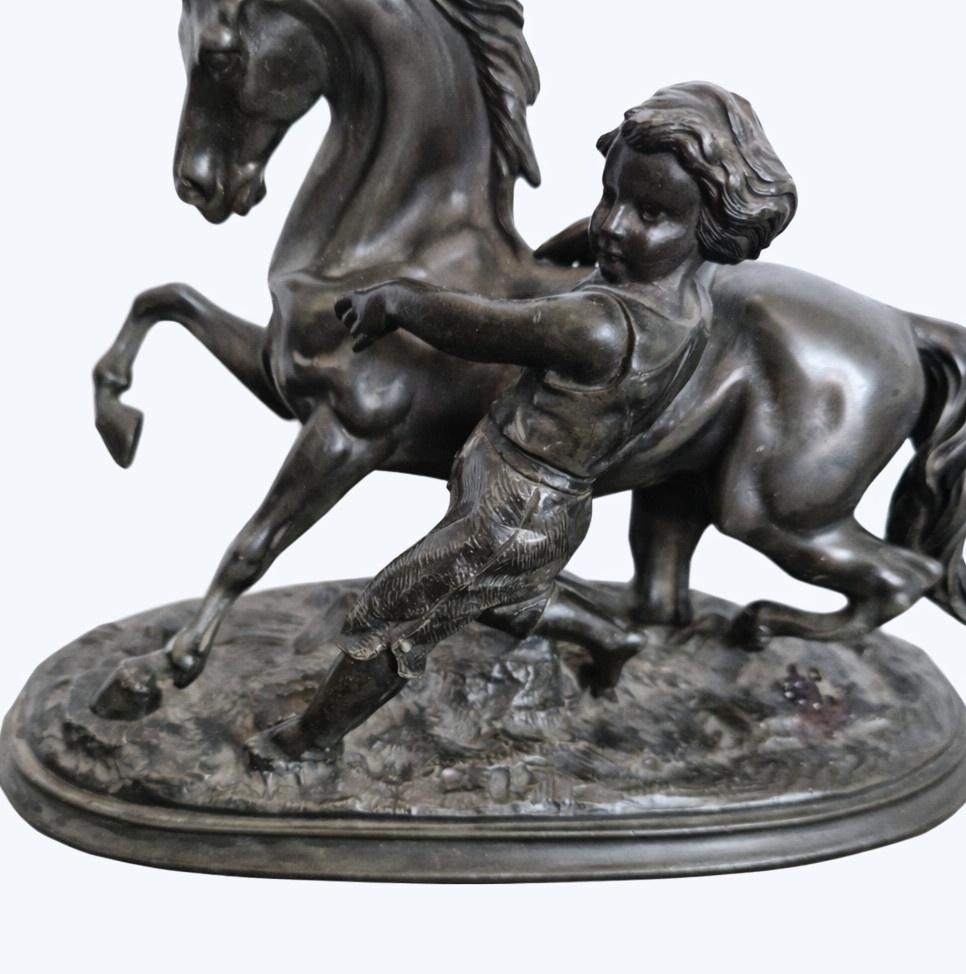 Bronzová soška - Chlapec s koňom - 6