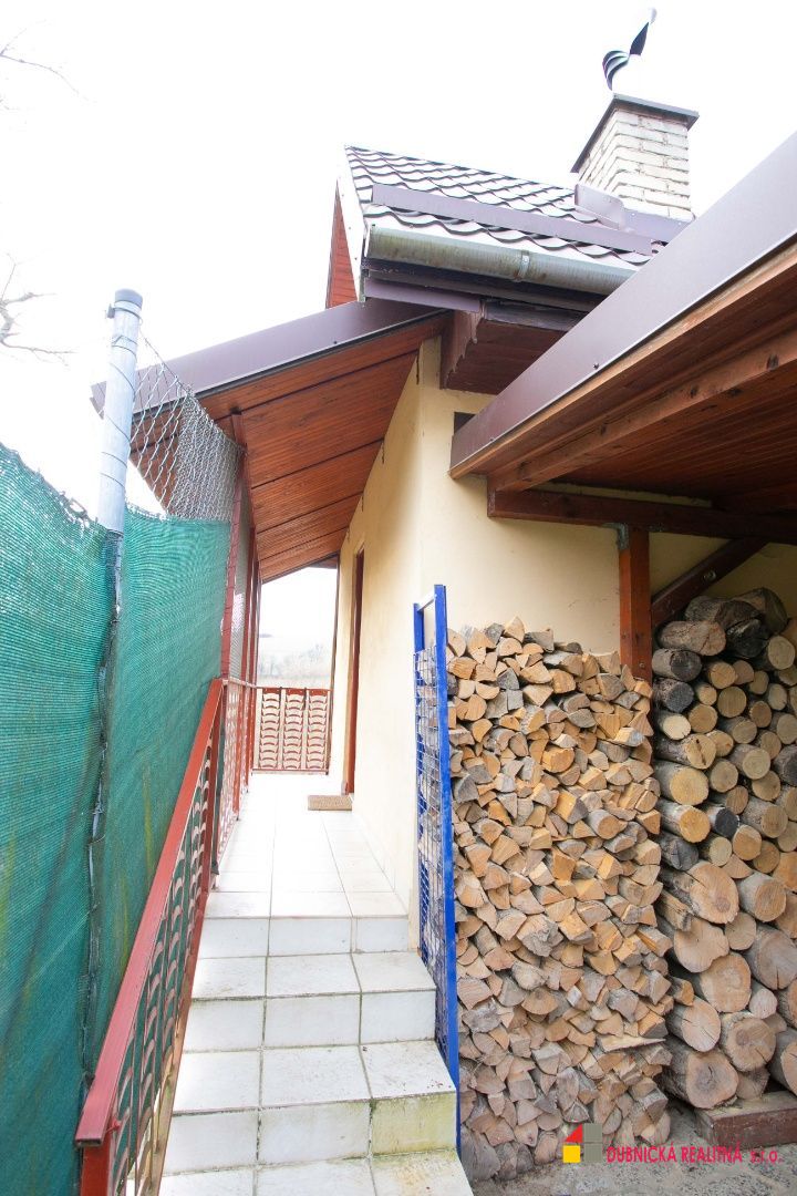 Na predaj záhradná chatka v retro štýle s upravenou záhradou - 6