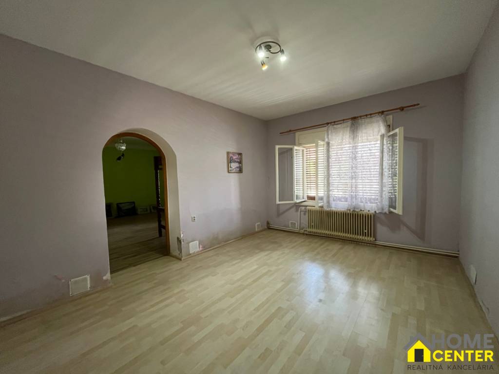 NA PREDAJ Rodinný dom s rozľahlým pozemkom /cca 3000 m²/ v K - 6