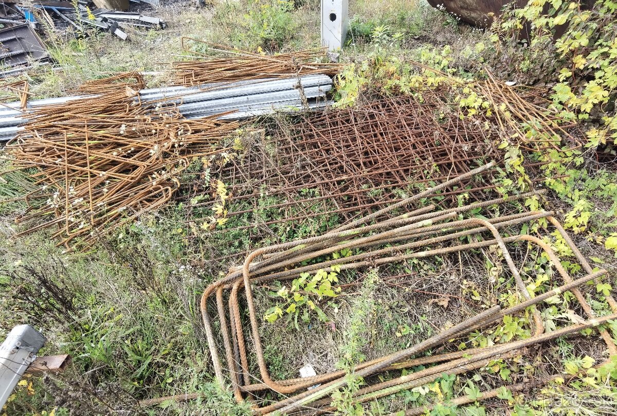 Železné rúry, roxory, stĺpiky, tyče.. Železný materiál - 6