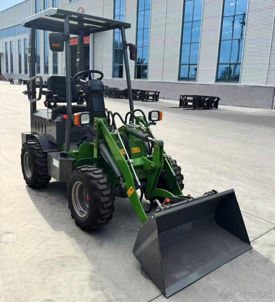 ELEKTRICKÝ KOLESOVÝ NAKLADAČ E906-Li - 6