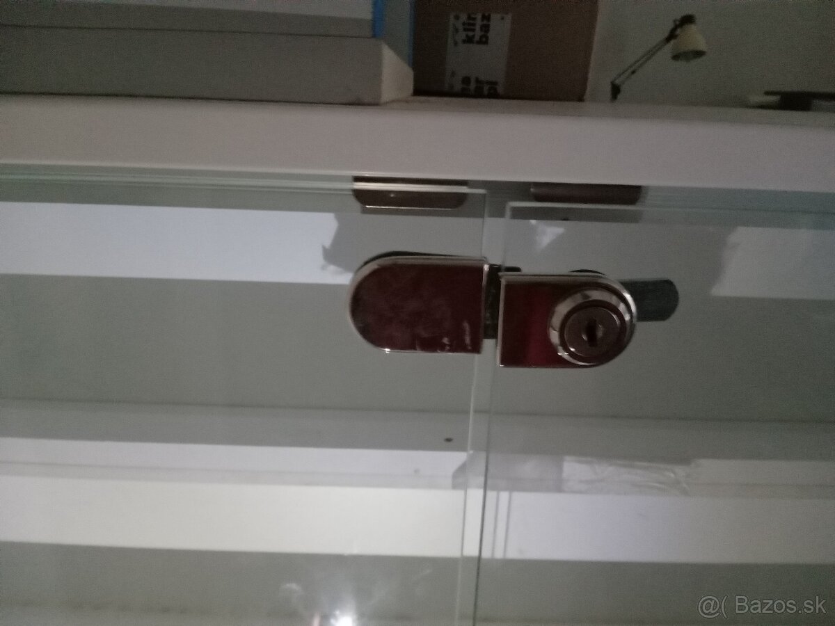 presklená vitrína do predajne obchodu vystavenie tovaru - 6
