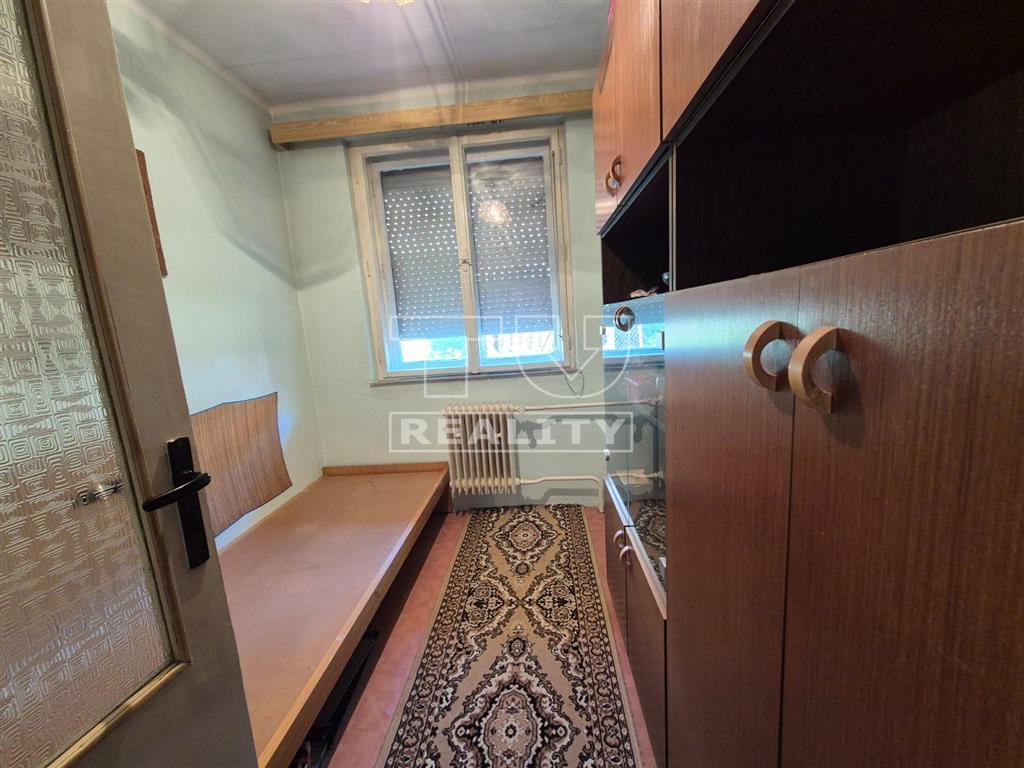 Starší 5 izbový RD v malebnej obci Čavoj so záhradou a... - 6