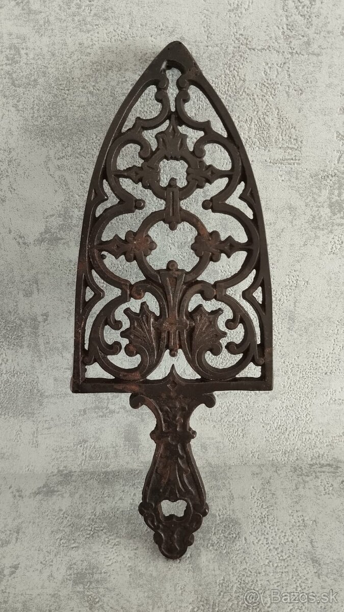 Krásná stará zdobená podložka pod starou žehličku. TOP - 6