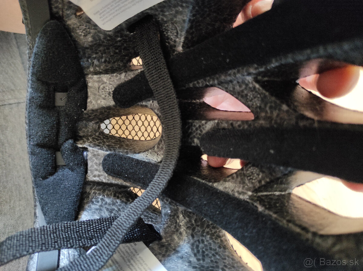 Prilba na bicykel - cierna. Ako nova. - 6