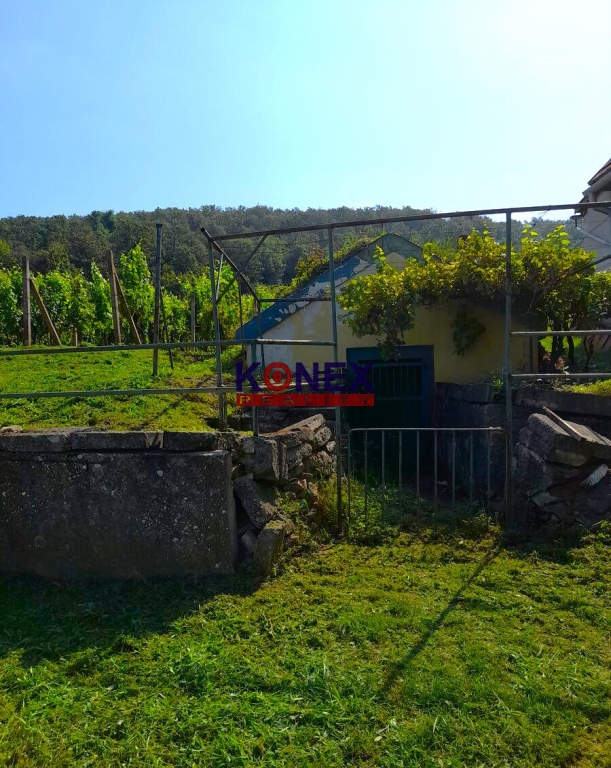 SUPER PONUKA Krásny vinohrad s murovanou chatou - 6