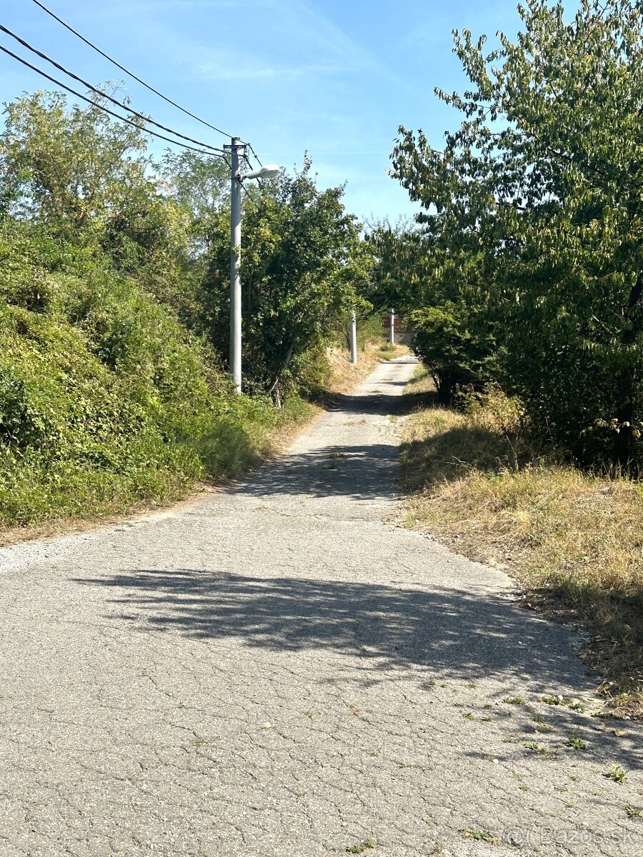 Pozemok 951 m2 v krásnom prostredí nad mestom Veľký Varan - 6