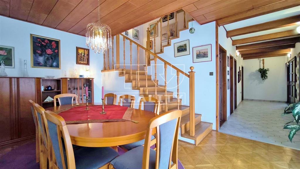 REZERVOVANÉ Rodinný dom s bazénom, saunou a dvoma... - 6