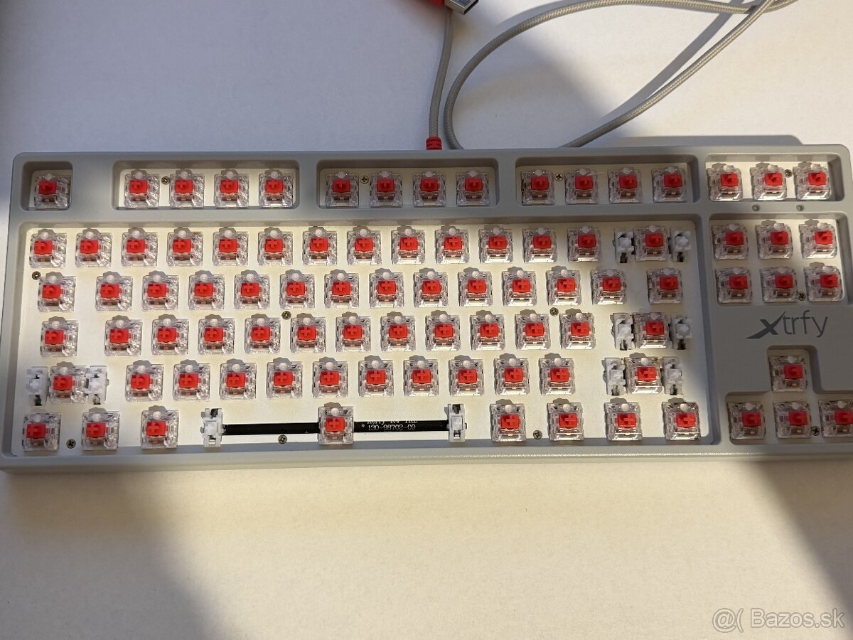 Predám hernú mechanickú klávesnicu (80%) CHERRY XTRFY K4V2 - 6