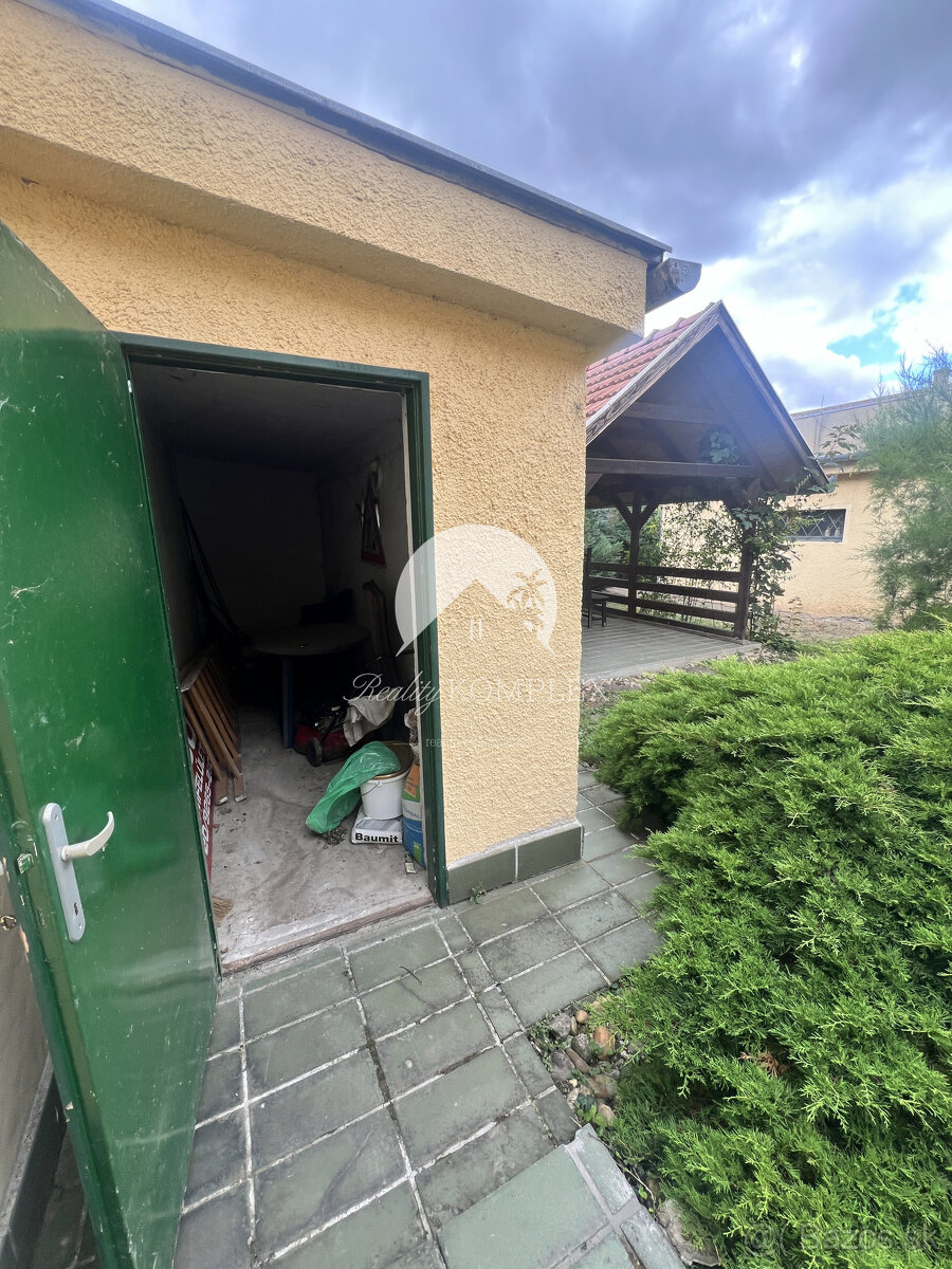 Starší rodinný dom s veľkým pozemkom na výnimočnom mieste v - 6