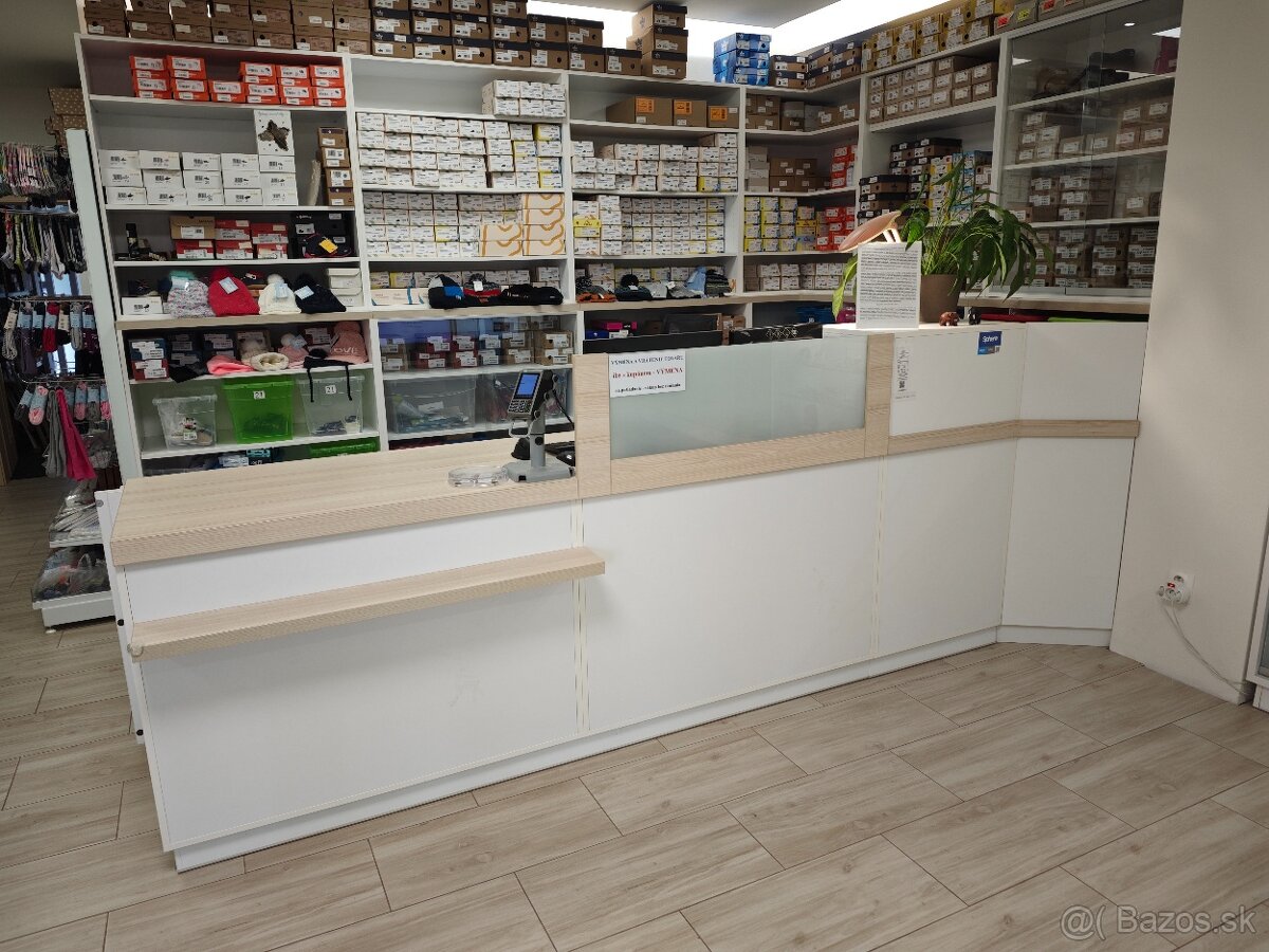 Nábytková zostava pre predajňu. - 6