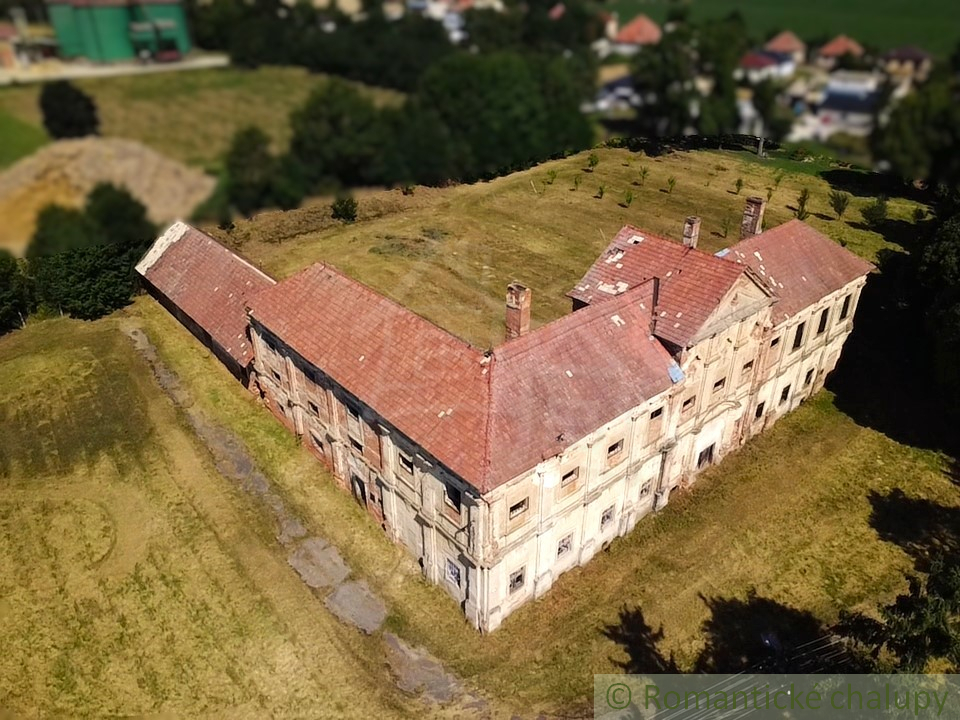 Kaštieľ plný histórie a krásy baroka v prostredí lipovej a - 6