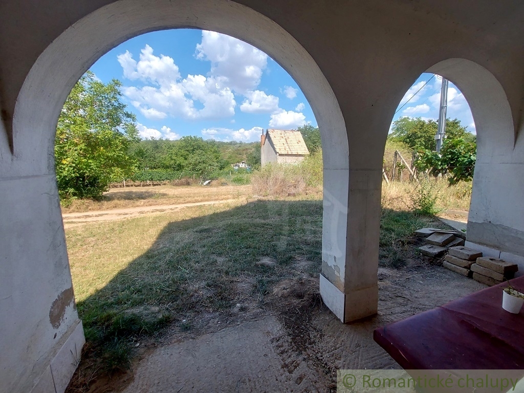 Poschodová chatka s vinohradom v malebnej dedinke Modrany - 6