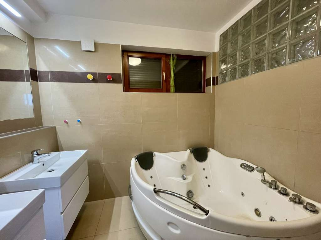 Na prenájom 7 izbový dom s bazénom v Karlovej Vsi - 6