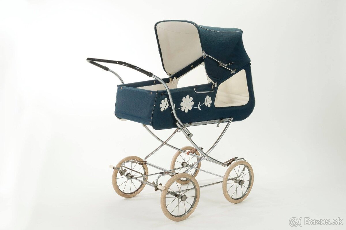 Starý, nostalgický, hojdací kočík na vyššom podvozku. - 6