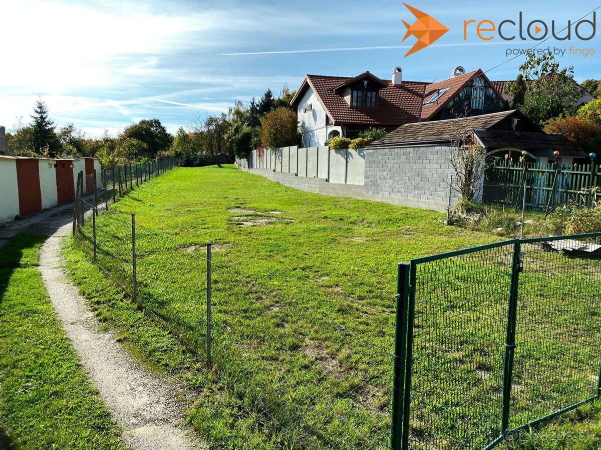 Stavebný pozemok v obci Častá – Zámocká ulica, len 1 km od h - 6