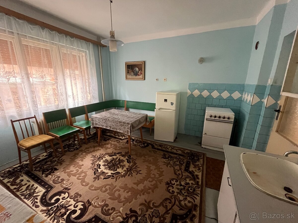 Rodinný dom s veľkým pozemkom na hlavnej ulici - Bešeňov - 6