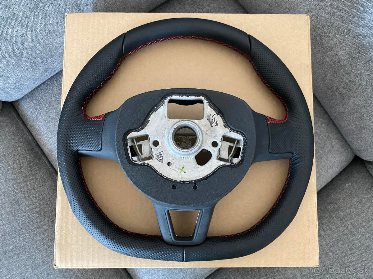Nový originálny zrezaný trojramenný MF volant Škoda červená - 6