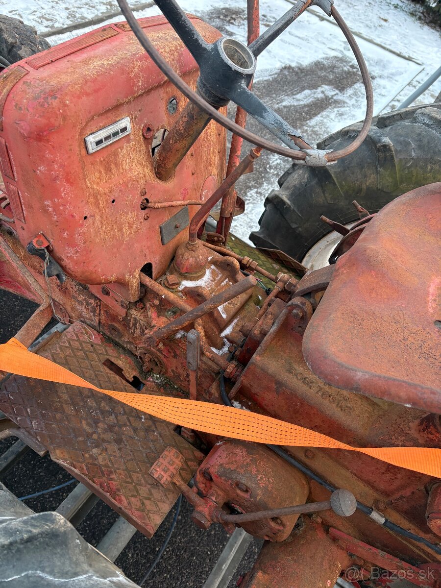 Traktor McCormick v rozobratom stave, aj doklady - 6