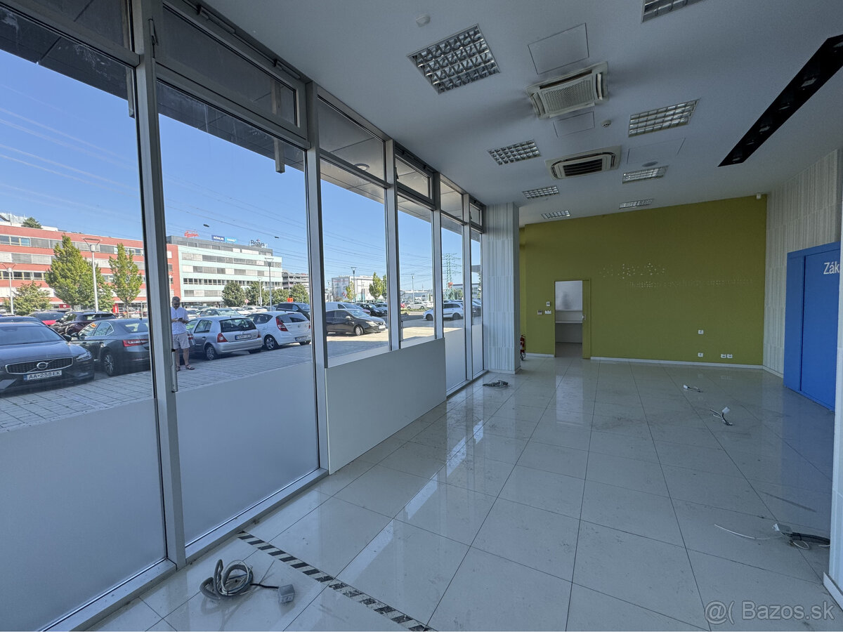 Prenájom prízemného obchodného priestoru 69 m² vo frekventov - 6