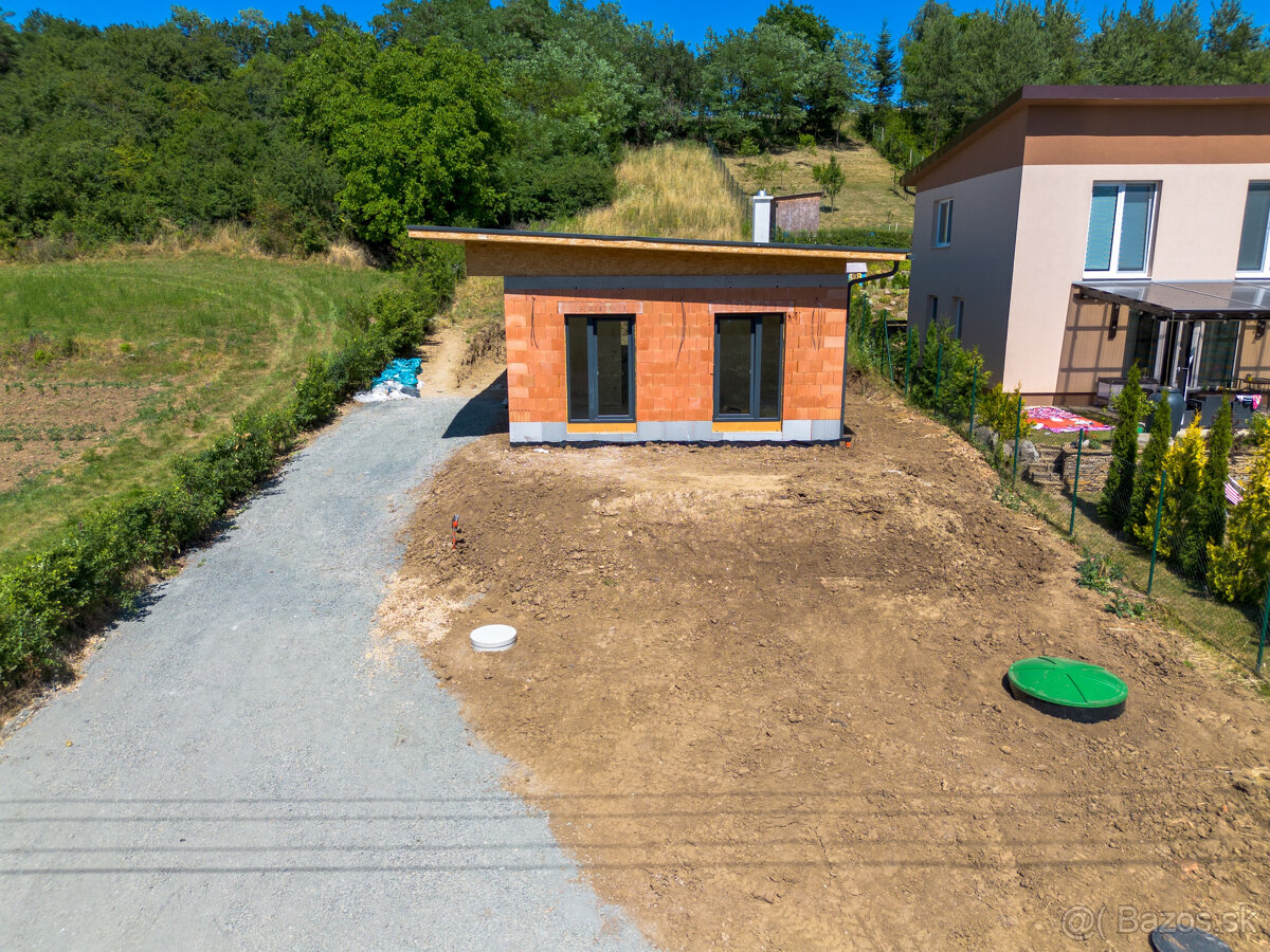 4 izbový rodinný dom obklopený zeleňou, iba s 1 susedom a ná - 6