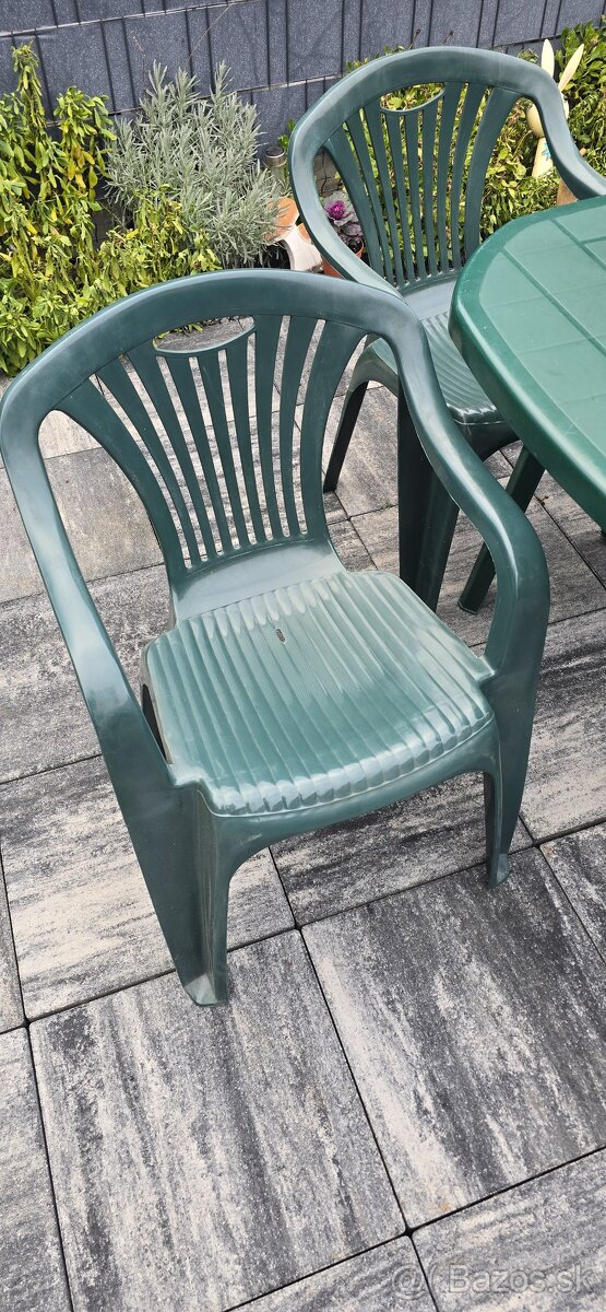 Predám komplet Plastový stôl +5 ks stoličky - 6