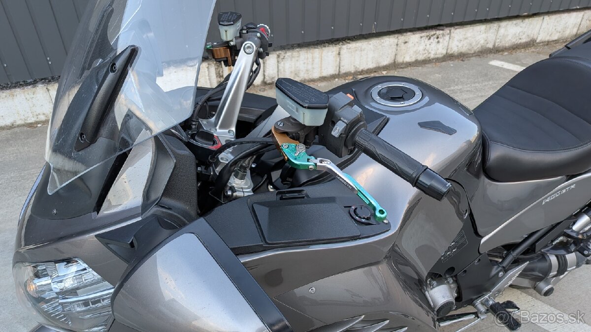Kawasaki GTR 1400 - 6