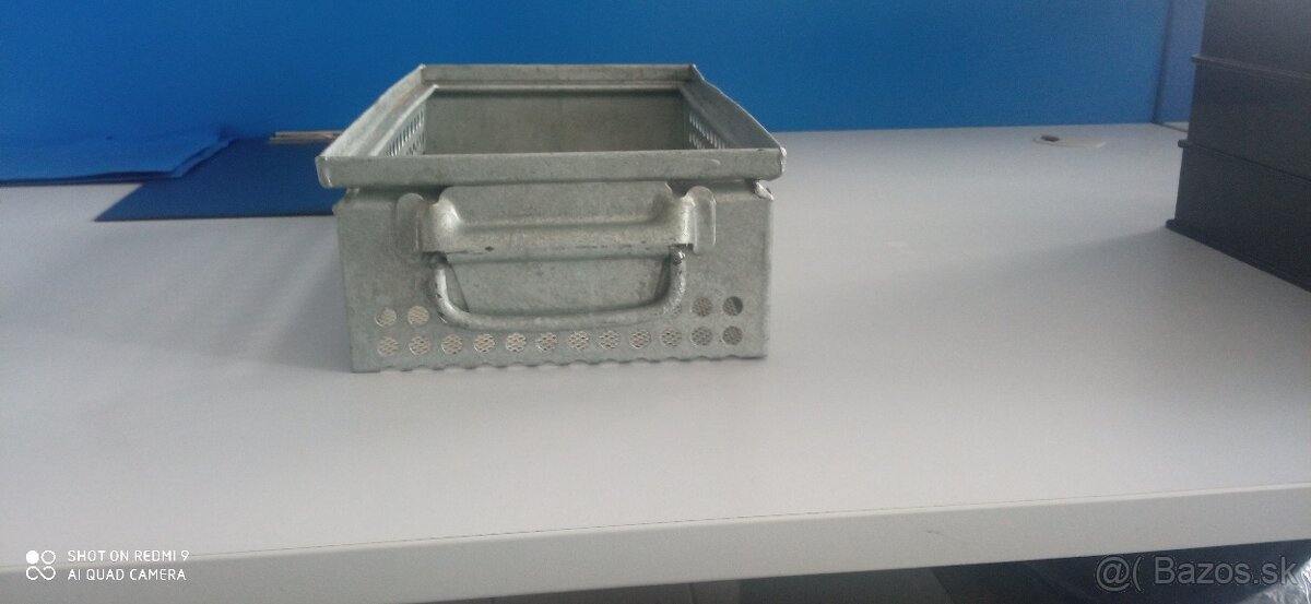 Kovový stohovací box perforovaný - 6