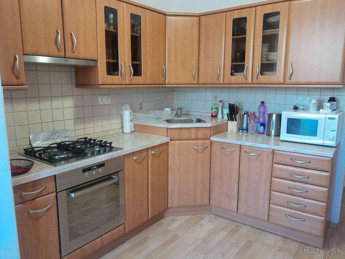 Nepriechodná izba na prenájom v 4-i. byte - 6