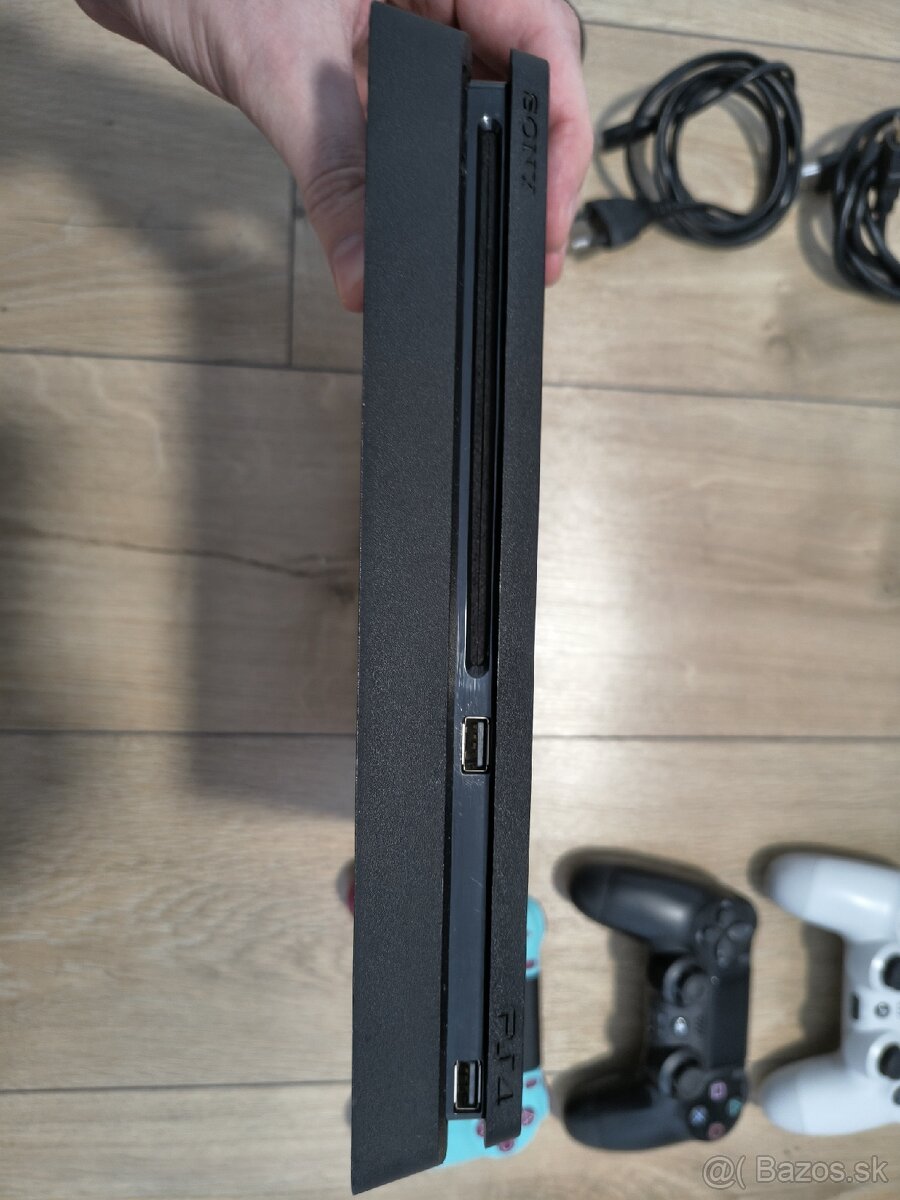PS4 Slim 1TB +4 Hry + 3 Ovládače Dualshock - 6