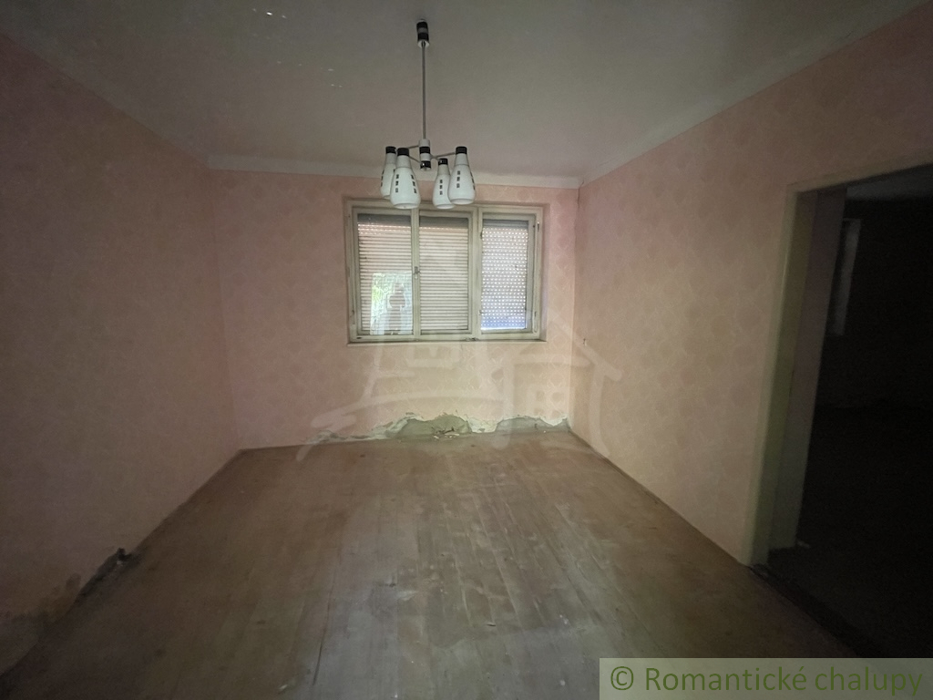 Priestranný pozemok so starším rodinným domom v obci Tvrd - 6