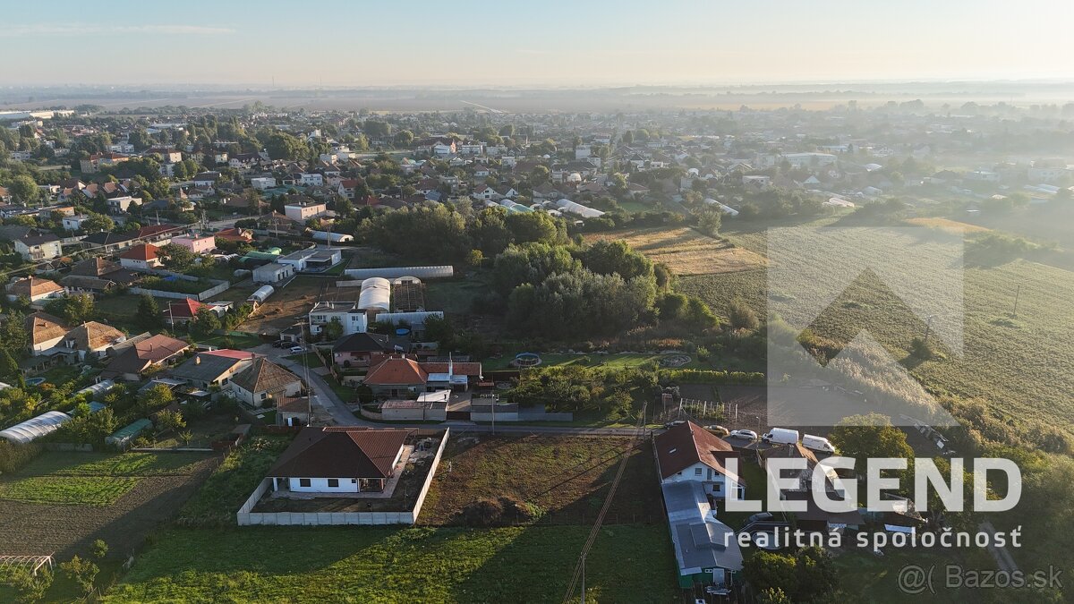 Krásny stavebný pozemok v Nesvadoch 1163 m2, super lokalita, - 6