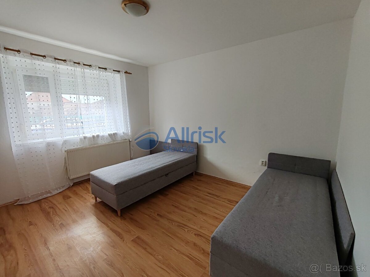 Dom v Nesvadoch s elegantným krbom na predaj - 6